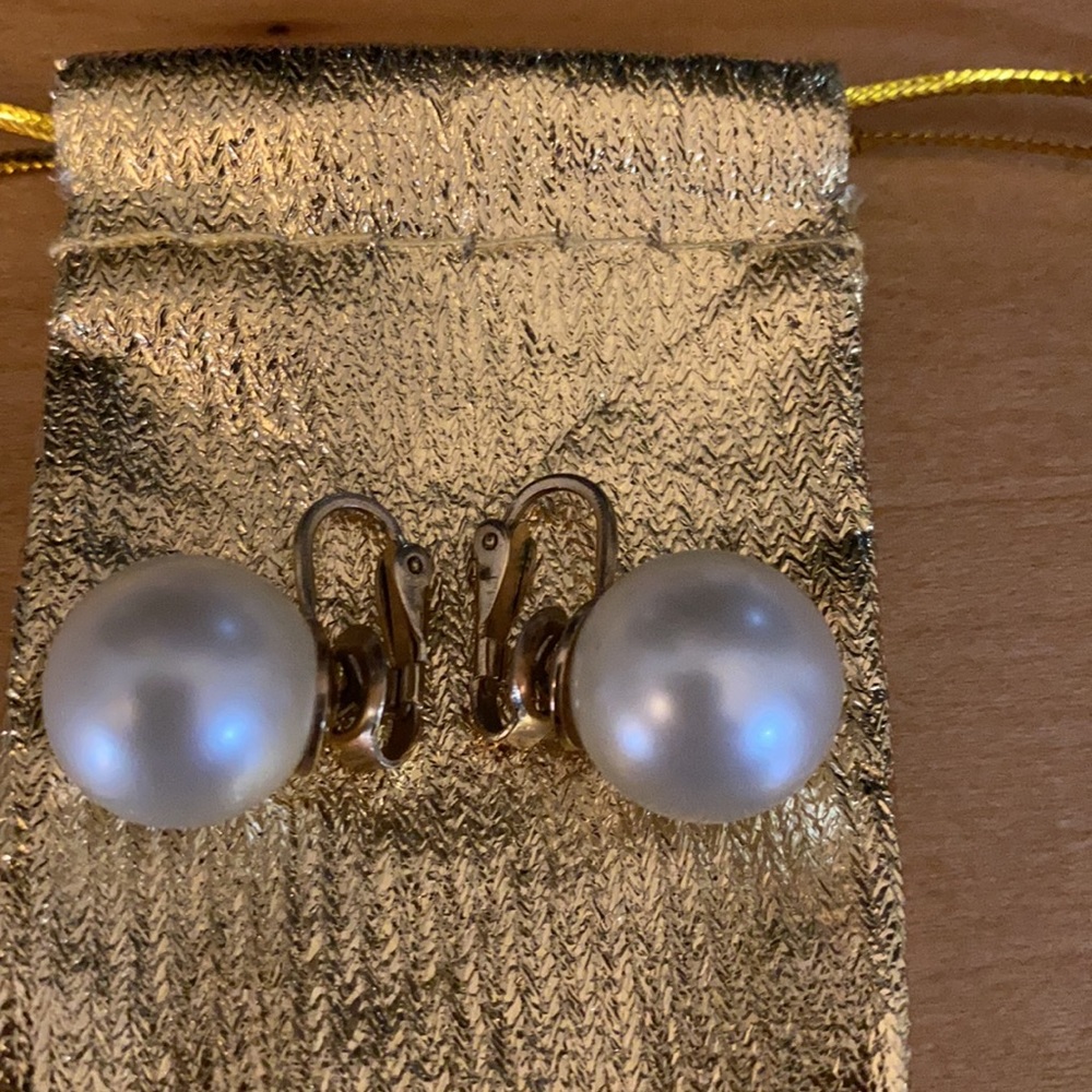 VINTAGE Trifari Clip On Earrings Jewelry Gold Tone Pearl